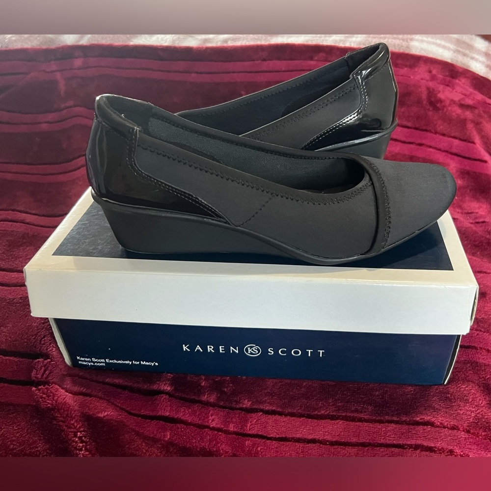 KAREN SCOTT Nelly Closed Toe Wedge Pumps 7